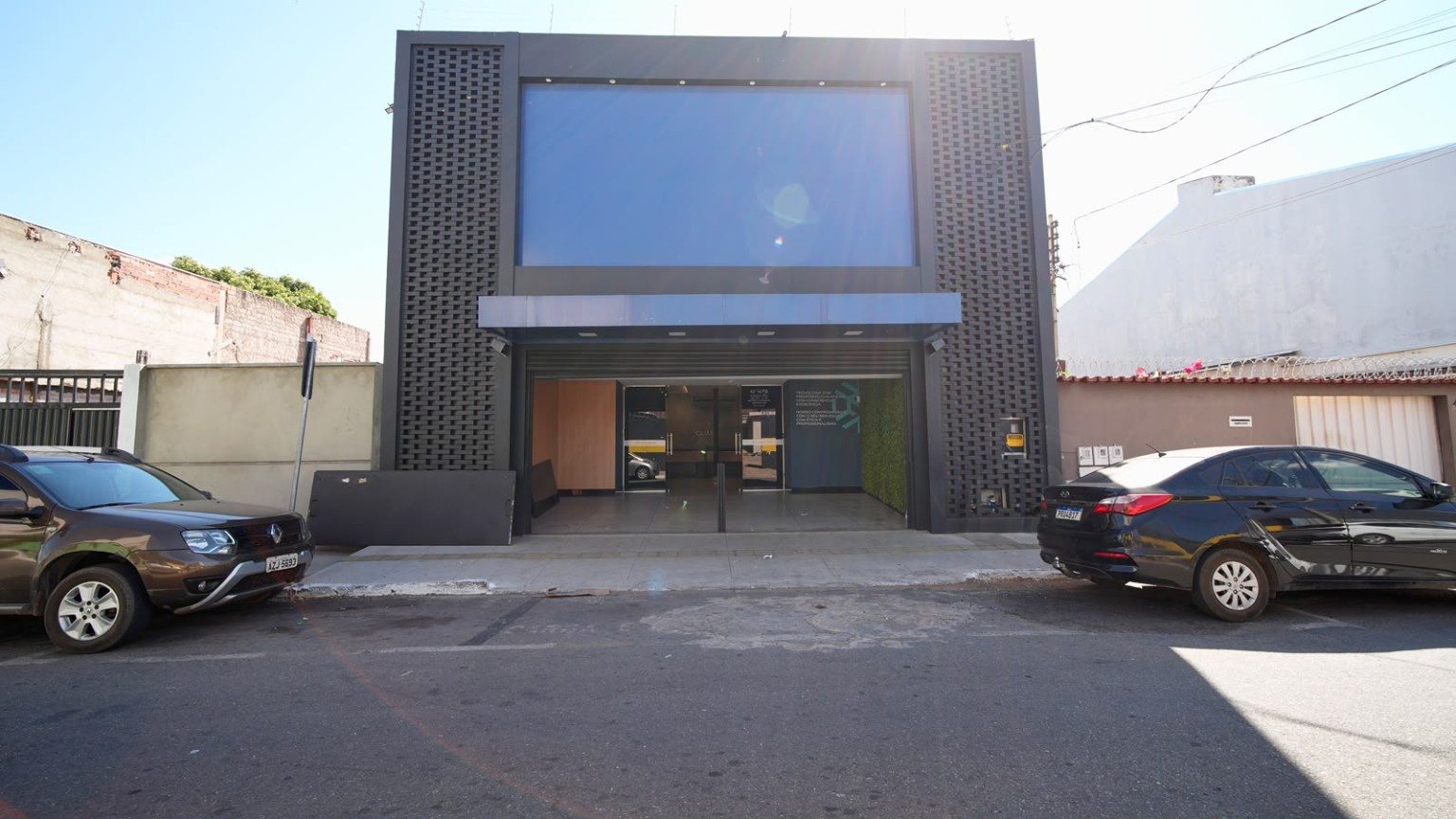 Fachada real do prédio comercial na Rua Pará